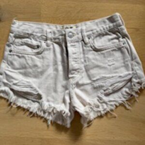 WE THE FREE DENIM SHORTS IN CREAM SIZE: 25